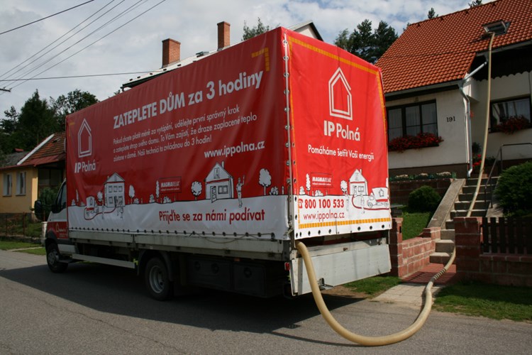 Izolování dutého stropu.