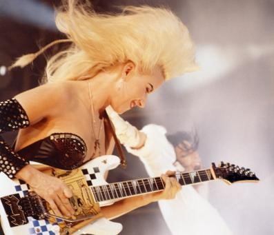 Do Čech míří kytaristka Jennifer Batten, letitá spoluhráčka Michaela Jacksona a Jeffa Becka