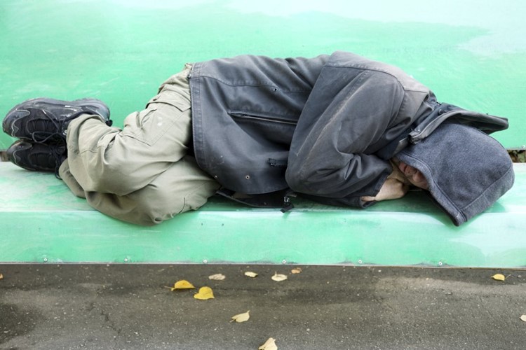 Muž ulehl na ulici, nadýchal 4,42 ‰ alkoholu