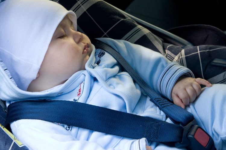 Téměř polovina rodičů v Evropě nezná zákony o bezpečnosti autosedaček. Pětina neví, kdy ji vyměnit