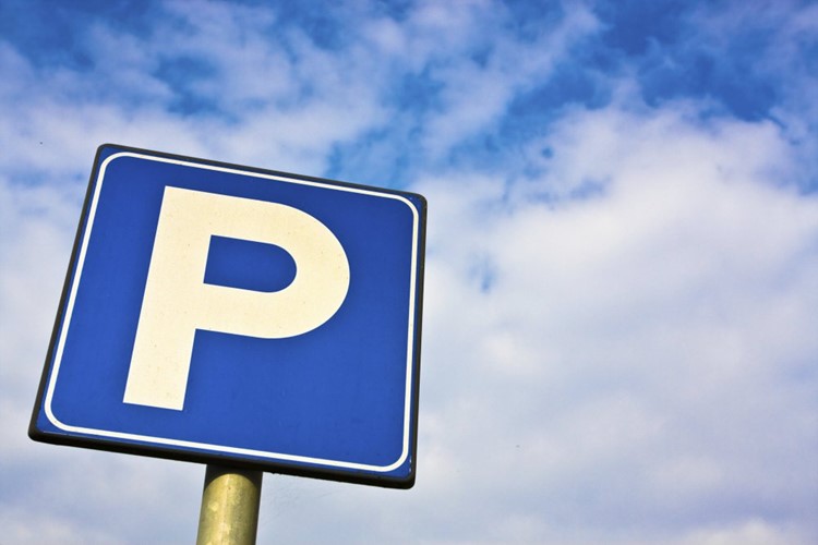 Placení za parkování na náměstí v Uničově se odkládá