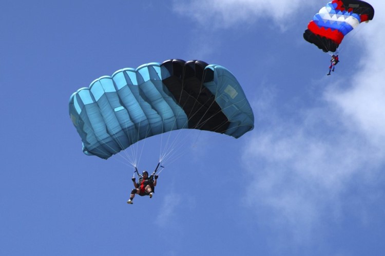 Při pádu v Beskydech se zranil paraglidista