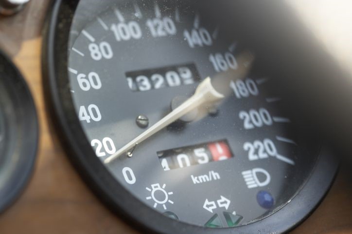 Autobazary v České republice ročně stočí kilometry u 80 000 aut. Nový systém to má napravit
