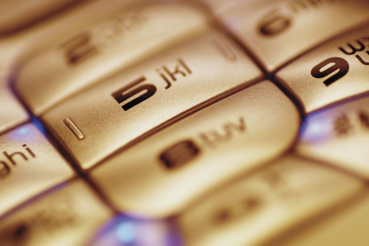 Chcete reklamovat nabíječku? Odevzdáte i telefon