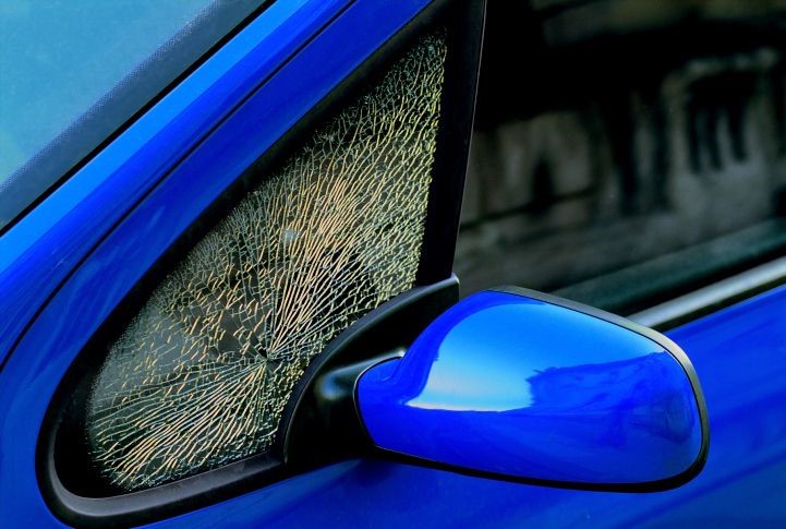Díky všímavosti občana zadrželi strážníci pachatele vloupání do vozidla