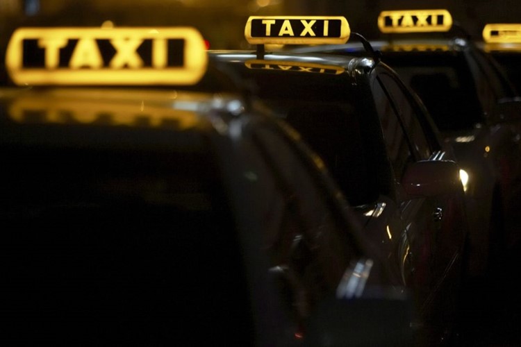 Muž se taxíkem sám odvezl domů