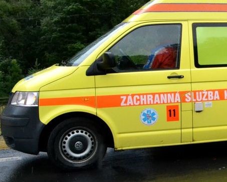 Opilá agresivní žena napadala posádku záchranné služby. Zklidnili jí až přivolaní strážníci