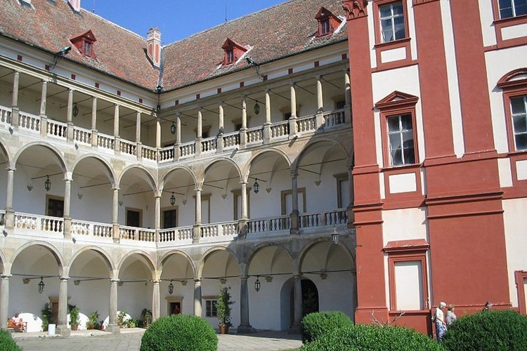 Hrady a zámky v Pardubickém a Královéhradeckém kraji zahajují sezónu. Každý objekt si připravil pro své návštěvníky novinku