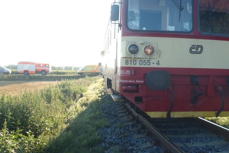 Srazila jej lokomotiva – na uších měl sluchátka s hlasitou hudbou