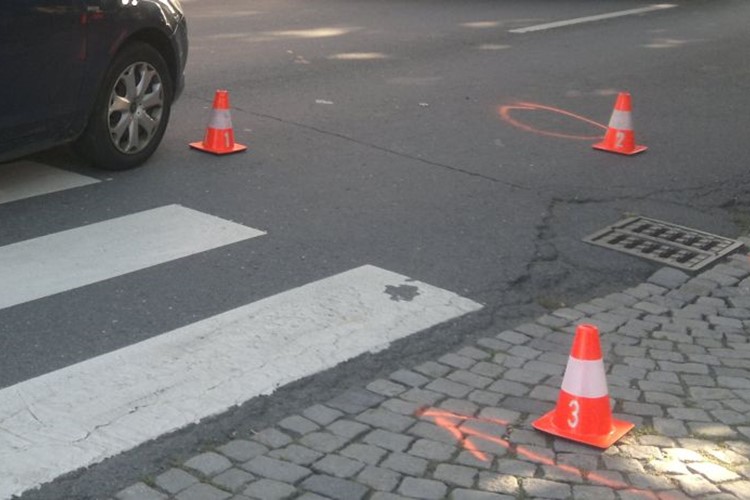 Sražené chodkyni řidič nepomohl a odjel. Policie hledá svědky nehody
