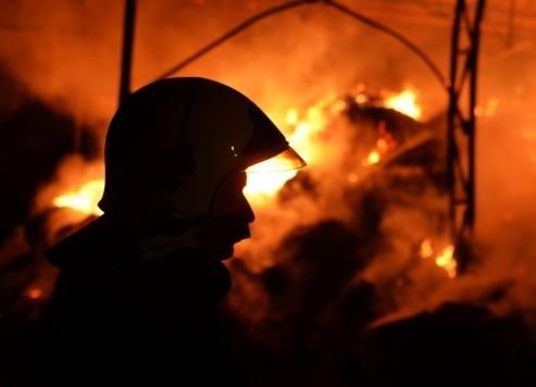Hasiči zasahovali při požáru v areálu chemičky Lučební závody