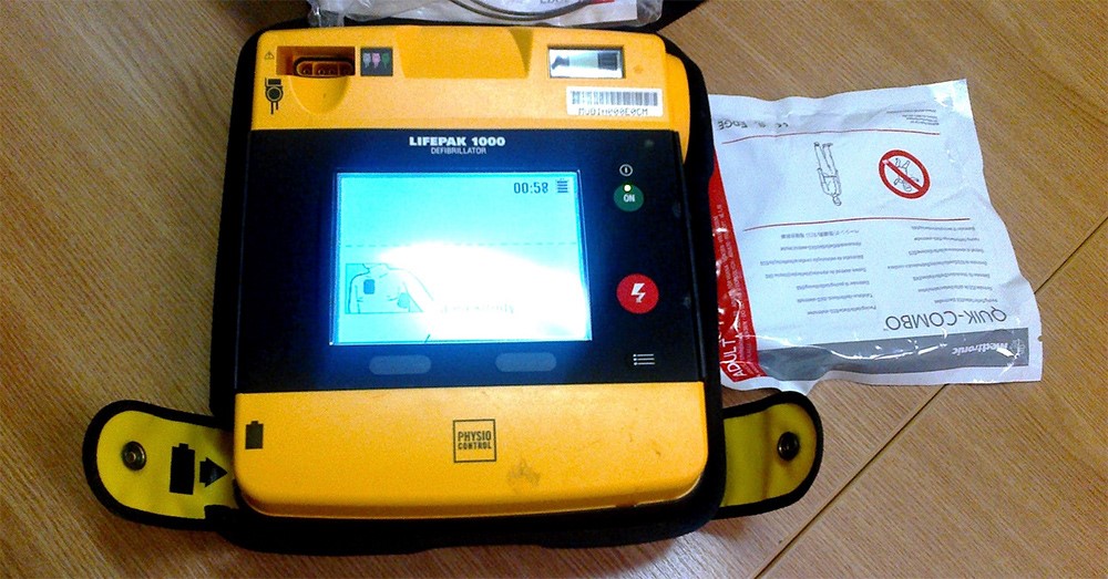 Strážníci k obnovení srdeční činnosti použili automatizovaný externí defibrilátor.
