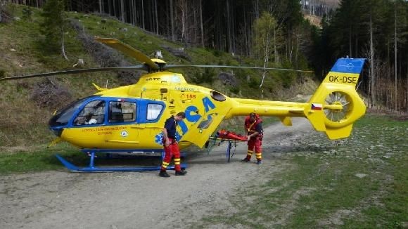 Při útěku před policií se čtyři mladiství zranili při pádu na kameny do potoka