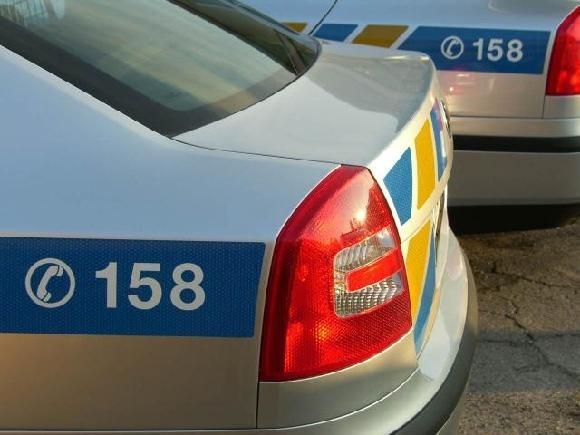 Zběsile ujížděl a schovával se v potoce