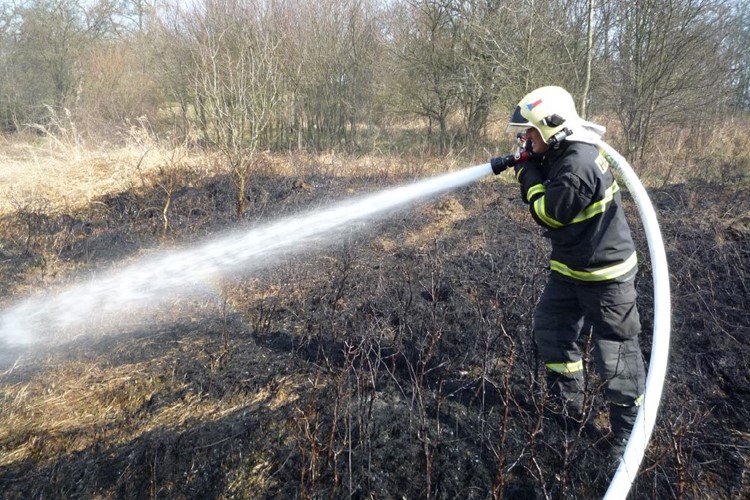 Při pálení klestí a zahradního odpadu buďte maximální opatrní