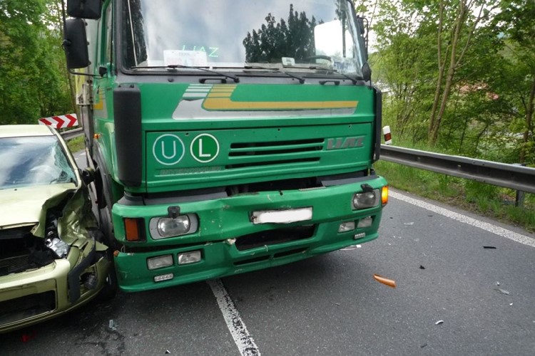 Ve Starých Bukách se srazil kamion s osobním autem. Předběžná škoda vyčíslena na 35 tisíc