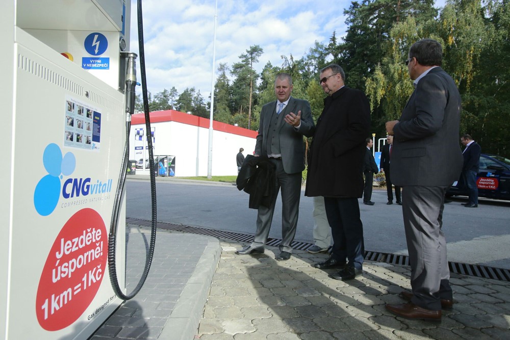 Plničky otevřeli ministr dopravy Dan Ťok a Rodan Broskevič, ředitel dopravní dceřinky skupiny Vítkovice Machinery Group. 