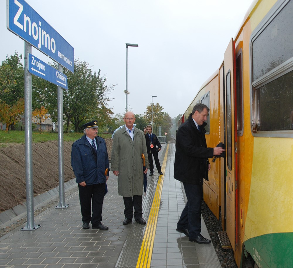 Do vlaku právě nastupuje starosta Vlastimil Gabrhel.
