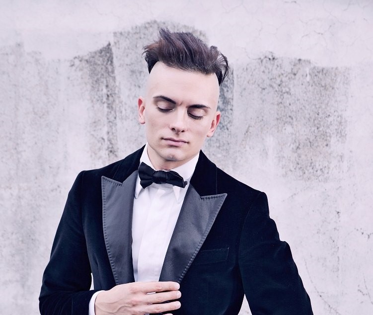 Na Struny podzimu míří extravagantní varhaník Cameron Carpenter.