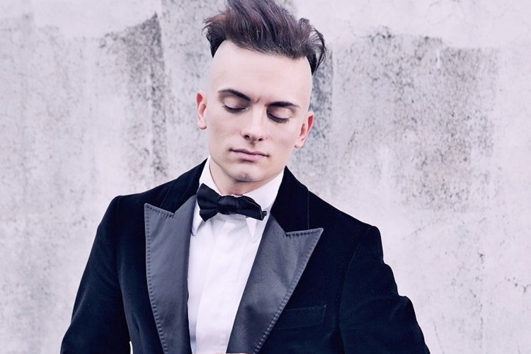 Na Struny podzimu míří extravagantní varhaník Cameron Carpenter