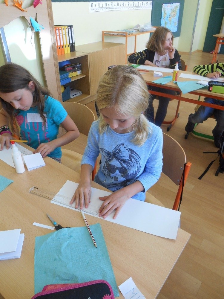 Žáci 4. třídy ZŠ Pardubice – Dubina při řemeslné dílně Knihaři.
