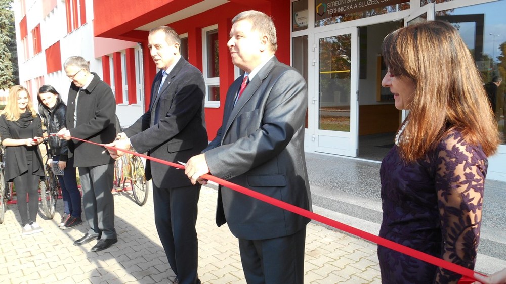 Náměstek hejtmana Olomouckého kraje Zdeněk Švec (zprava), starosta Šumperka Zdeněk Brož a místostarosta Tomáš Spurný přestřihli červenou stuhu, která barevně ladila s motivy na nové fasádě.