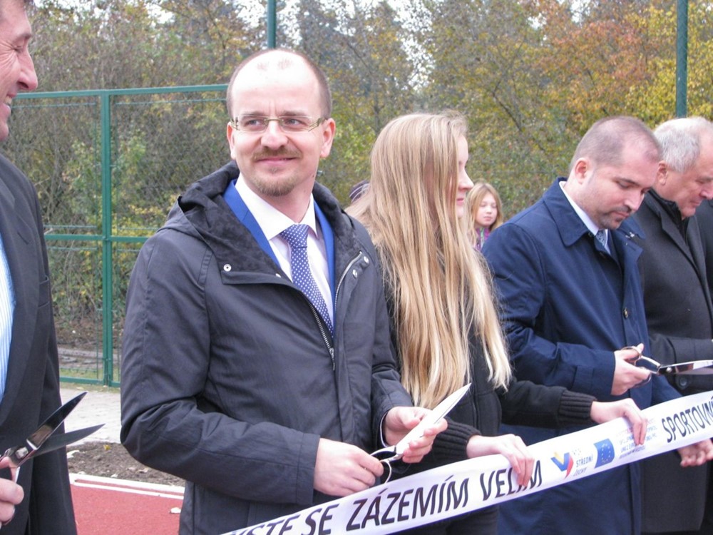 Hřiště ve Velimi se změnilo na víceúčelový areál.