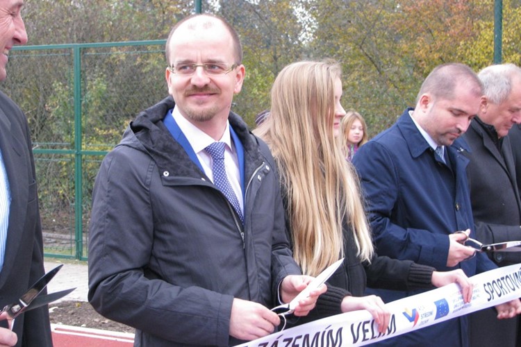 Hřiště ve Velimi se změnilo na víceúčelový areál