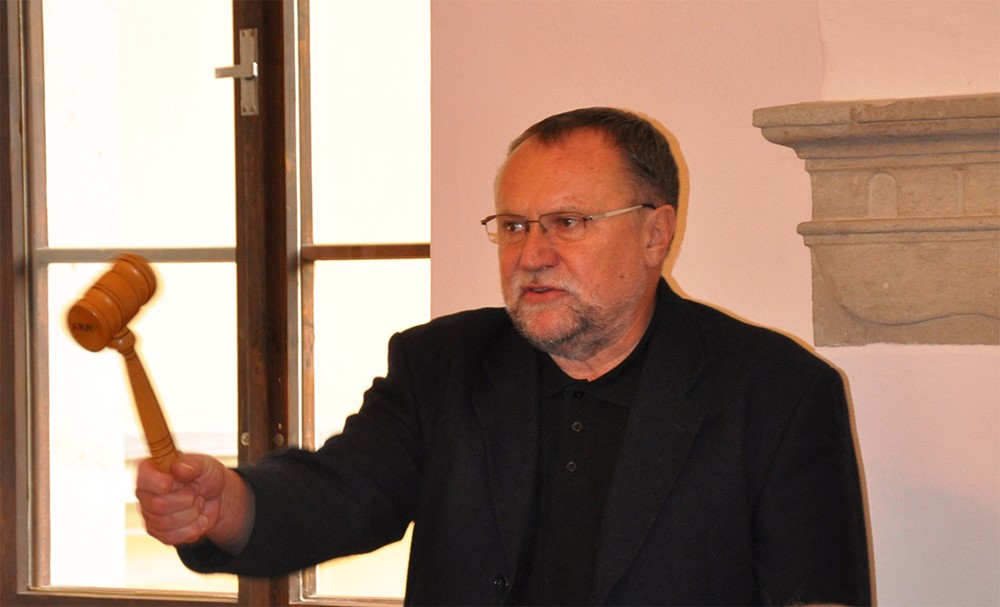 Licitátor Zdeněk Bezděka. 
