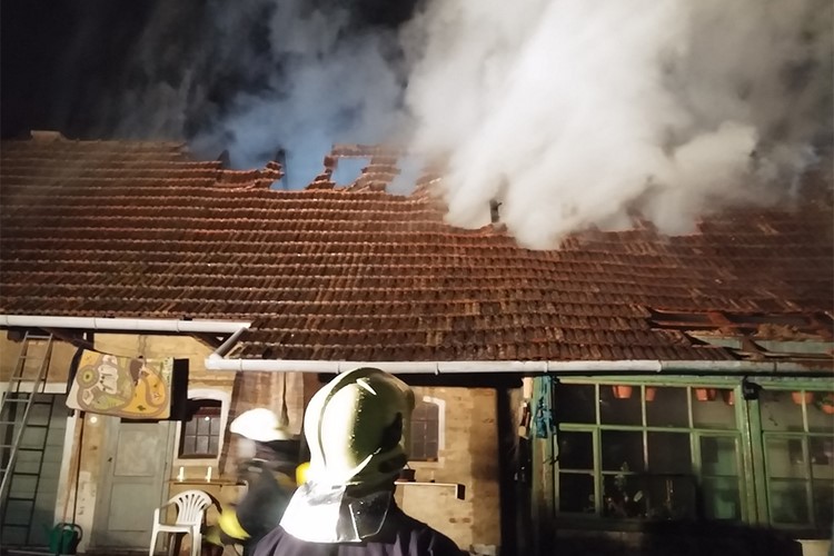 Hasiči likvidovali požár hospodářského stavení
