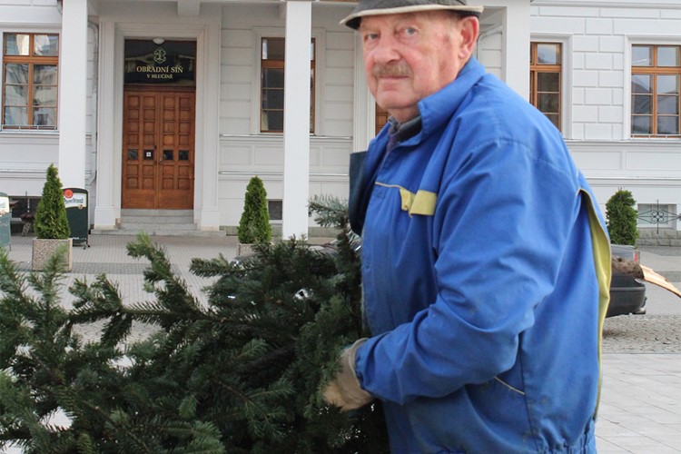 Obří adventní věnec na náměstí si vyrobili sami obyvatelé Hlučína