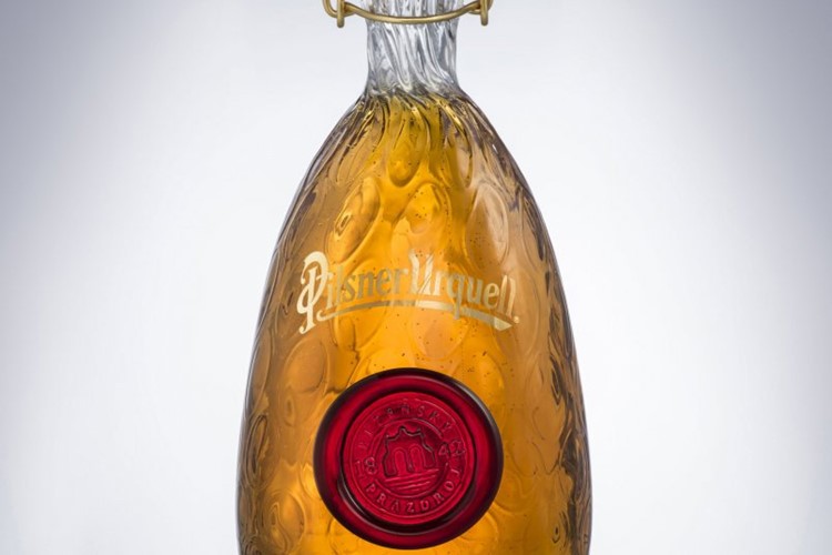 Bořek Šípek a mladá designerka odtajnili vzhled letošní aukční láhve Pilsner Urquell. Pomůže před Vánoci Centru Paraple