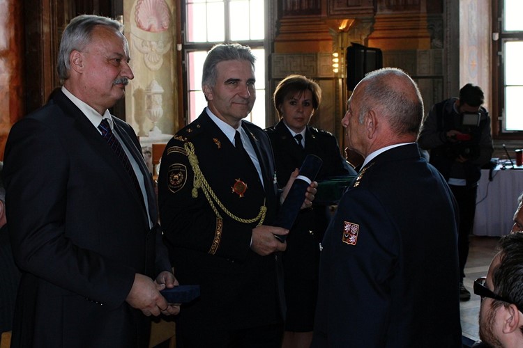  Generální ředitel HZS ČR ocenil v Trójském zámku i jihočeské hasiče