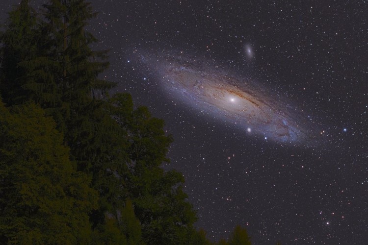 Titul Česká astrofotografie měsíce za říjen 2015 obdržel snímek „Jakoby nadosah“