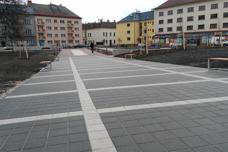 Jiráskovo náměstí v Trutnově prokouklo
