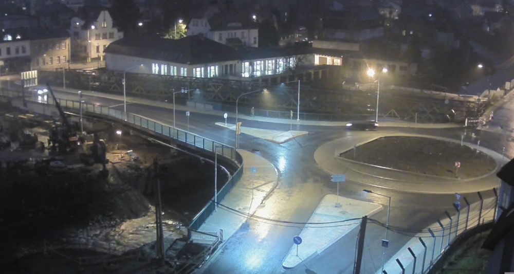 Provoz na novém mostě můžete sledovat přes <a href=http://www.webkamery-krkonose.cz/cs/kamery/index/id/73-vystavba-noveho-mostu-pres-labe-2>webkameru</a>.