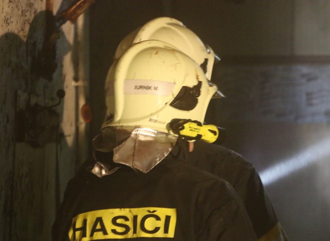 Požár nákladního vozidla v parkovací hale způsobil milionové škody