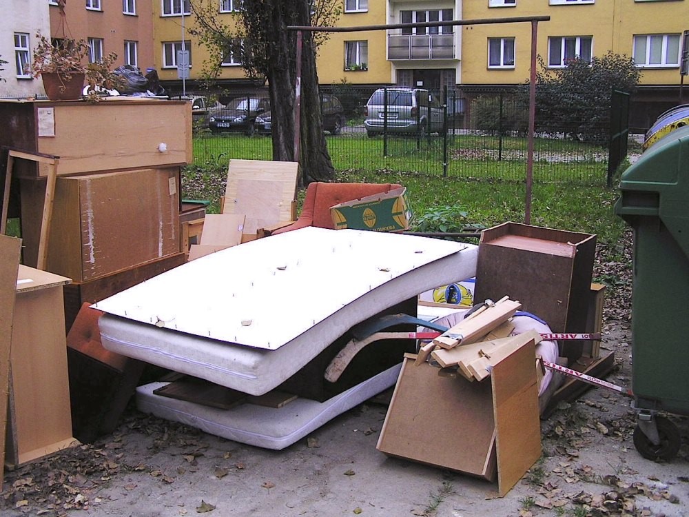 Toto všechno jsou občané schopni uložit ke kontejnerům na komunální odpad po pořádcích u sebe v bytě.