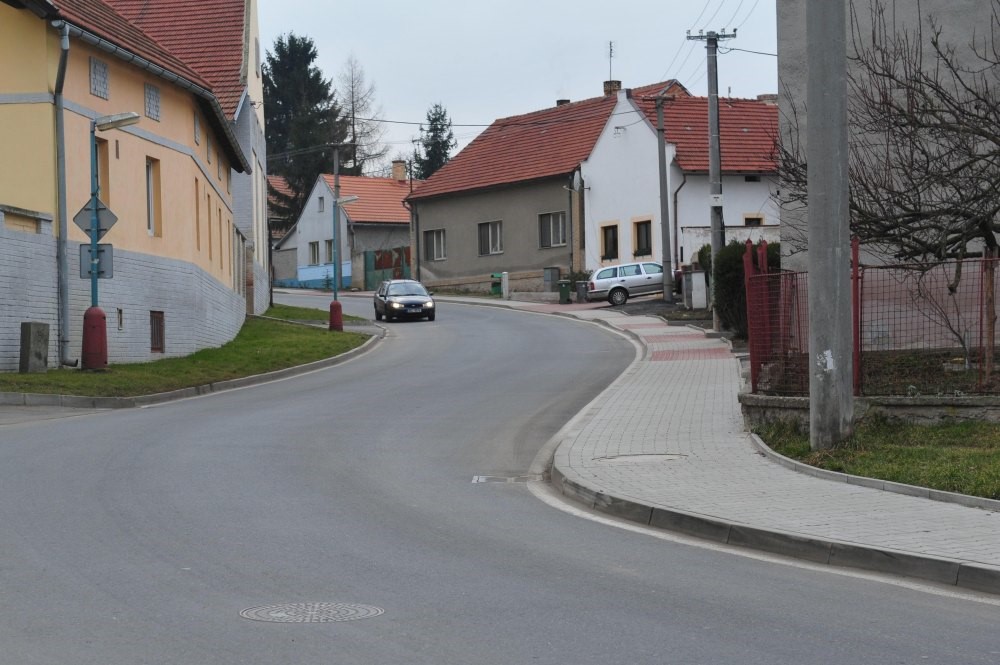 Cerhenice na Kolínsku mají díky kraji nové bezbariérové chodníky.