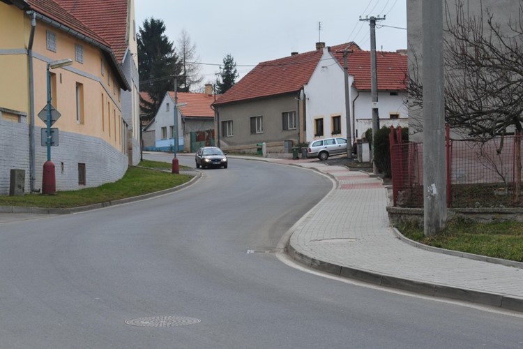 Cerhenice na Kolínsku mají díky kraji nové bezbariérové chodníky