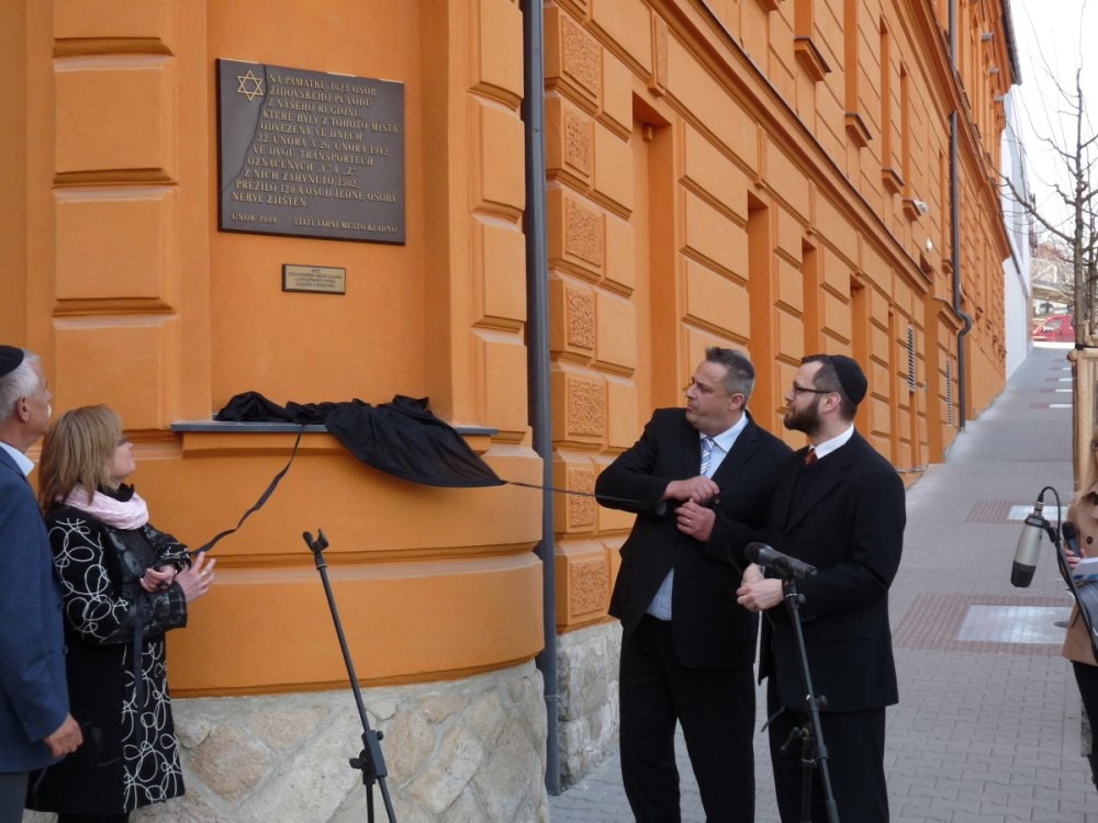 Primátor Milan Volf (druhý zprava) odhalil pamětní desku spolu s vrchním pražským rabínem Davidem Peterem, historičkou Irenou Veverkovou a místopředsedou Židovské obce Františkem Bányaiem.
