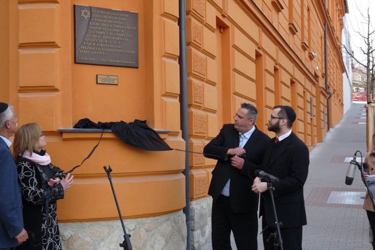 Pamětní deska v Kladně se vrací na své místo