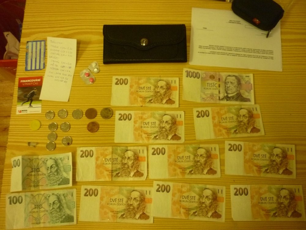 Poctiví nálezci vrátili peněženku i hotovost z bankomatu.
