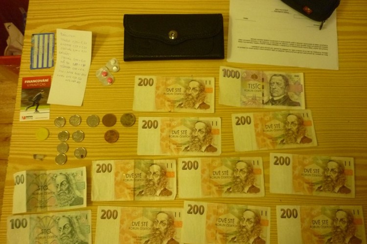 Poctiví nálezci vrátili peněženku i hotovost z bankomatu