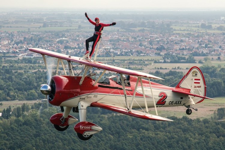 Na letošní Aviatické pouti vystoupí žena na křídle dvouplošníku