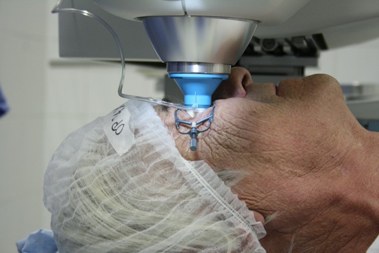 Už tři roky operují čeští lékaři šedý zákal bez skalpelu. Za 40 vteřin