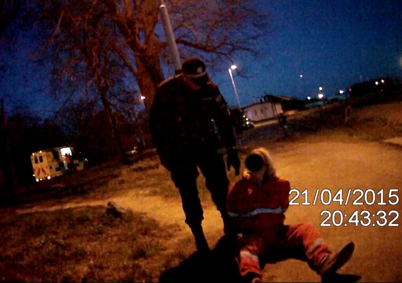 Trojice mužů pobodala bezdomovce a pokusila se napadnout i strážníky.
