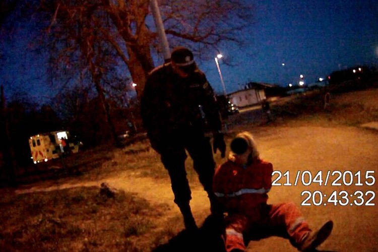 Trojice mužů pobodala bezdomovce a pokusila se napadnout i strážníky