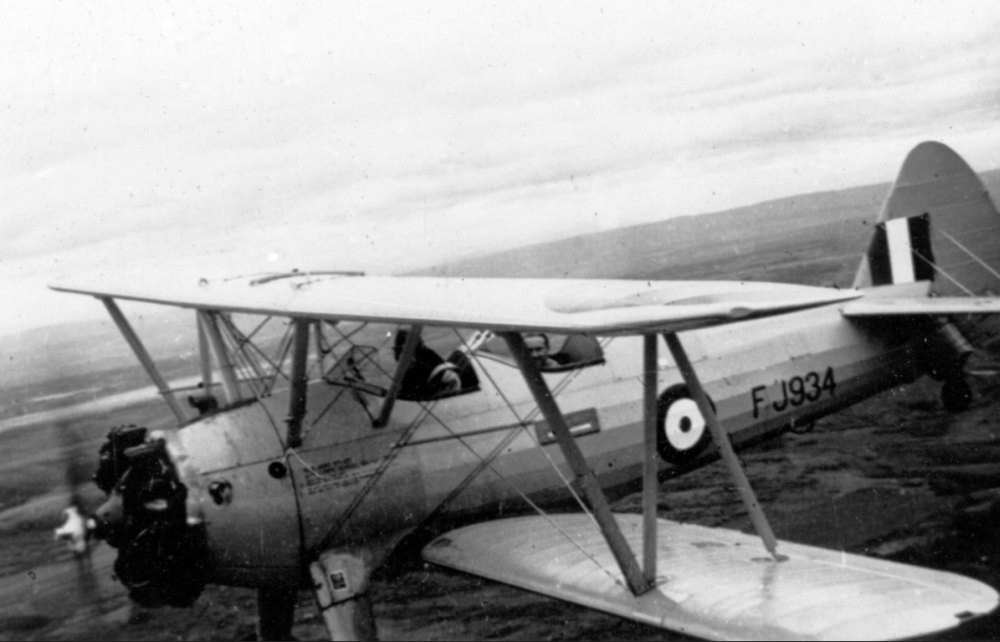 Boeing Stearman ve zbarvení československých pilotů.