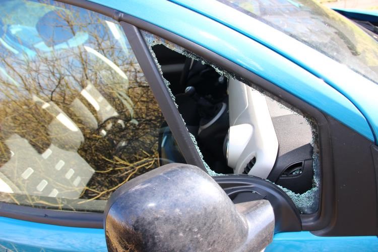 Preventivní rady před krádežemi věcí z vozidel u hřbitovů